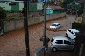Enxurrada alaga ruas e invade casas em Herval d´Oeste