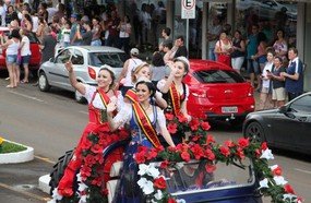 Desfile de carros colore ruas de Piratuba tematizando o kerb