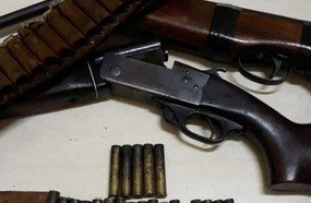 Homem é preso após ferir casal com disparos de arma de fogo