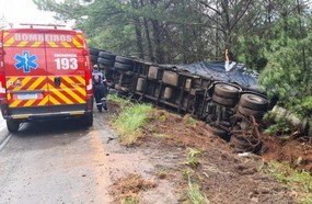 Óleo na pista provoca tombamento de carreta em Campos Novos