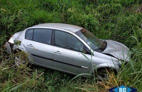 Veículo sai da pista após motorista perder controle da direção