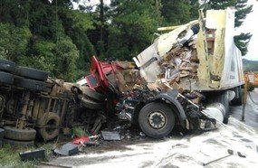 Colisão entre carretas mata duas pessoas na BR-153
