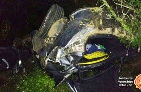 Capotamento deixa duas pessoas feridas na BR-153