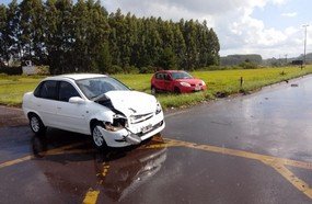 Colisão entre veículos deixa mulher ferida no trevão de Irani