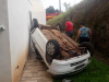 Três pessoas ficam feridas após carro cair em pátio de residência