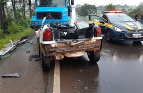 Colisão entre carro e caminhão deixa três mortos na BR-282