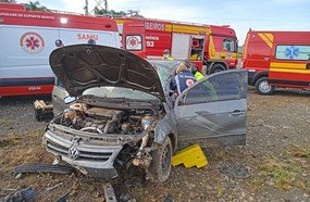 Motorista fica preso às ferragens após capotar veículo na BR-470