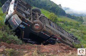 Ônibus de turismo com 30 passageiros capota em barranco em Herval