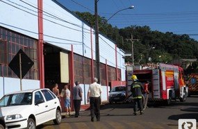 Princípio de incêndio na Triton em Luzerna mobiliza Bombeiros