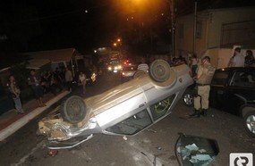 Motorista embriagado capota após atingir quatro veículos