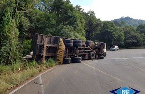 Motorista tomba caminhão após ficar sem freio em Lacerdópolis