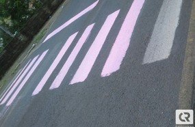 Faixa de pedestre amanhece na cor rosa em Joaçaba