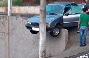 Chevette fica encavalado em muro na Vila Pedrini