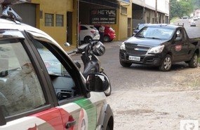 Casal cai com motocicleta para não bater em veículo em Herval