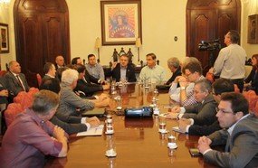 Governo barra aumentos salariais para enfrentar a crise
