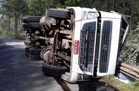 Carreta com cimento tomba na BR-282, em Vargem Bonita