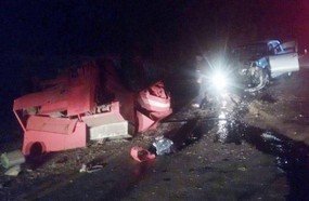 Caminhonete fica destruída após colidir em máquina agrícola