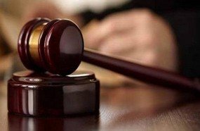 Condenada mulher que deixou filha no carro enquanto se divertia em boate