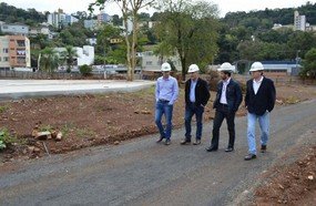Secretário estadual Felipe Mello visita obras do Parque Central