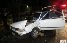 Motorista fica inconsciente após colidir na traseira de caminhão