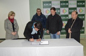 Entregue a ordem de serviço do estudo socioambiental de Joaçaba