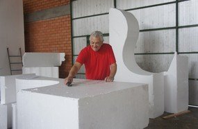 Escultores cariocas trabalham nos barracões da Aliança