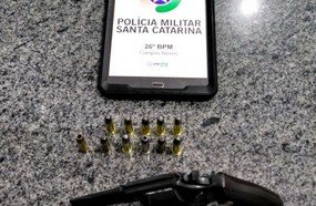 Condutor de moto é preso com revólver após tentar fugir da PM