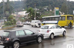 Acidente na cabeceira da ponte Jorge Lacerda deixa trânsito complicado