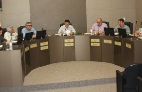 Vereador pede vistas a projeto que reduz salários