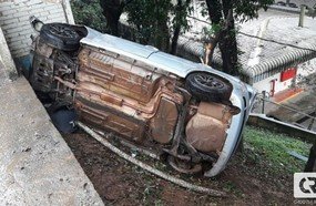 Veículo com quatro pessoas capota na Avenida Santa Terezinha