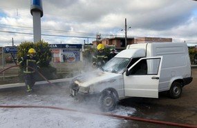 Veículo pega fogo em pátio de posto de combustível