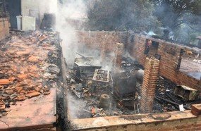 Casa é consumida por incêndio no interior de Luzerna