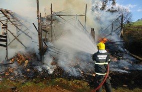 Cinco horas de trabalho para combater incêndio em galpão no interior de Catanduvas
