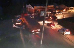 Carreta desgovernada atinge poste e cinco veículos em Joaçaba