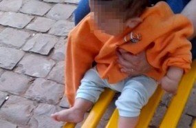 Criança fica com a perna presa em banco de ponto de ônibus
