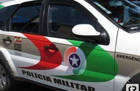 Pai bate em rapaz por mexer com sua filha menor de idade