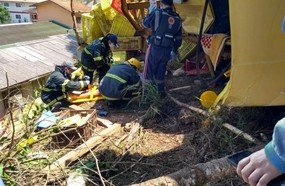 Motorista fica preso às ferragens ao tombar caminhão na BR-282