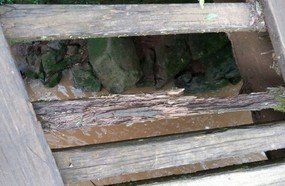 Descaso: uma ponte apodrecendo e outra interditada em Joaçaba