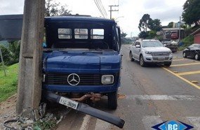 Caminhão atinge poste após ficar sem freio na serra de Capinzal