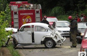 Fusca pega fogo após colidir contra mureta de ponte na SC-150