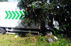 Colisão entre caminhão e carreta deixa motorista preso às ferragens