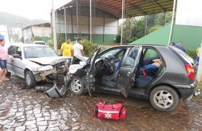 Colisão frontal deixa quatro feridos em Videira