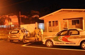 Adolescente esfaqueada segue internada em estado grave