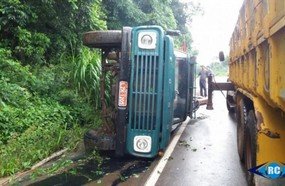 Caminhão tomba na SC-150 após apresentar problemas mecânicos