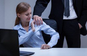 Jovem será indenizada após sofrer assédio por colega no trabalho
