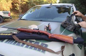 PM Ambiental prende dois homens por porte ilegal de arma