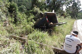 Veículo de Herval d´Oeste atinge poste e deixa Fraiburgo sem comunicação