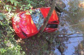 Mulher fica ferida ao despencar com veículo em barranco