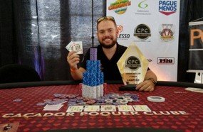 Joaçabense vence torneio de pôquer em Caçador