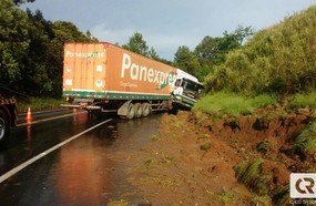 Carreta faz “L” e colide contra barranco na BR-282